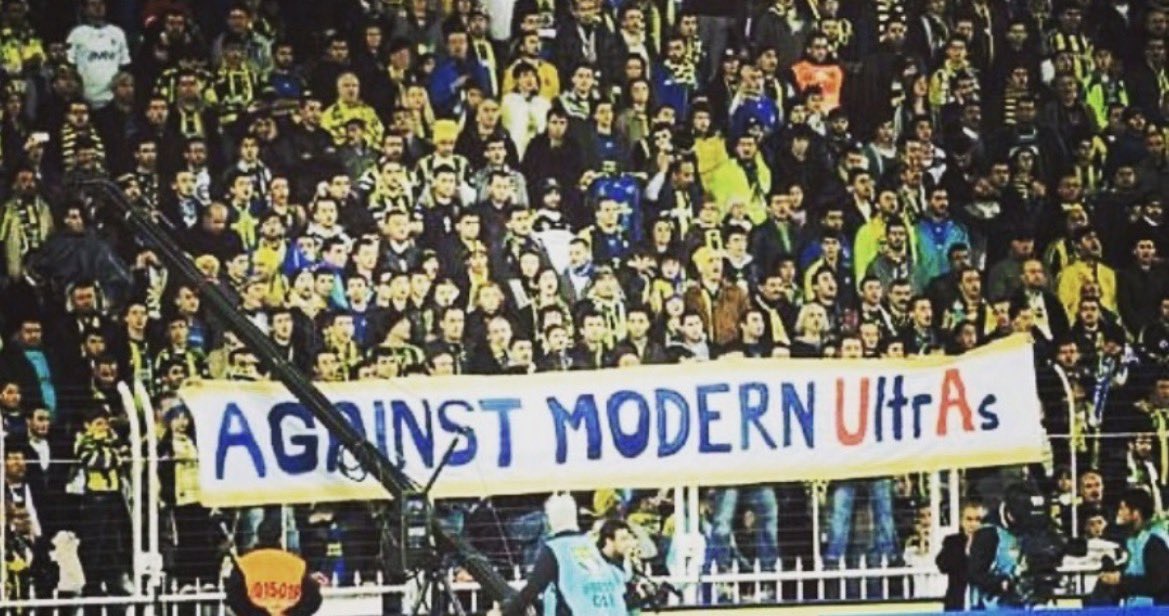 AllezFener's tweet photo. Tribünde icraati bırakıp, kaptırdıkları set pankartlarına rağmen gruplarını kapatmayan malum takımın tribünü, her zaman olduğu gibi yine bir yerlere sığınarak kendilerini aklama peşindeler.  Fenerbahçe ağır taştır altında kalırsınız.

ZİRVELER ZIRVALARLA YIKILMAZ ! https://t.co/XHPemRzI14