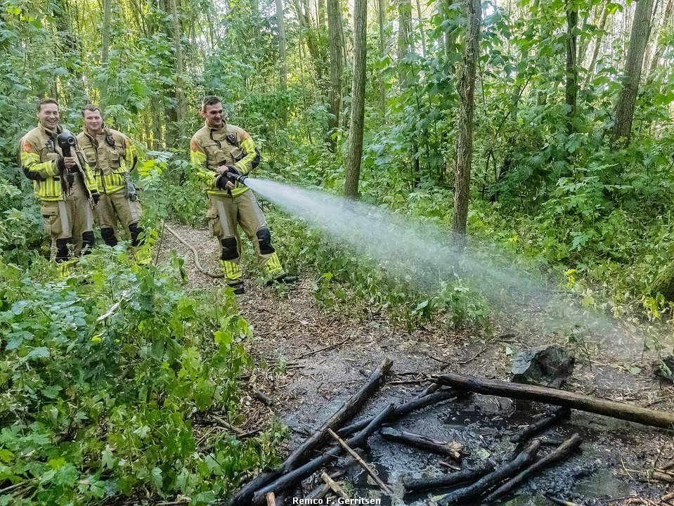 Bosbrand door aanmaakblokjes aan de Goejanverwelledijk in Gouda