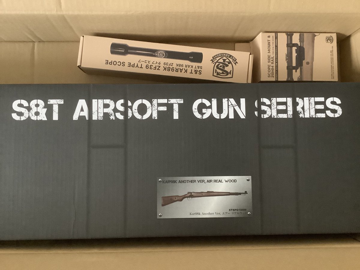 Merlion055's tweet photo. 先日昔のレアゲームが高く売れたのでS&amp;Tのkar98kのスコープセットを買ってしまいました！
リアルウッドのお高めのやつなのでドキドキしてましたが、小傷１つ無くとても美しいエアガンでした♪
2年前にクラウンモデルのkar98kを楽しみにエアガンを始めましたがもう諦めてこっちを購入しました(￣▽￣;) https://t.co/JkIFIPwaIV