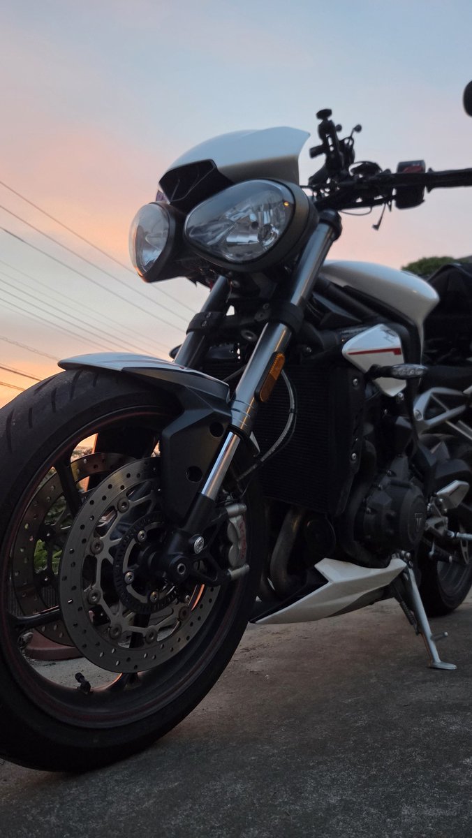 AiRS_765's tweet photo. 翌日には洗車も注油も済ませまして
ストトリは本当に走りやすい
良いバイクだと思います
#トライアンフ #triumph 
#ストリートトリプル
#streettriple https://t.co/aYKHf52EjN