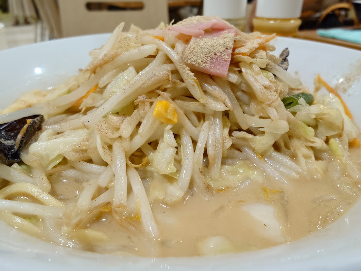 ysugigsgm's tweet photo. 昼前に黙祷を捧げた後、ちゃんぽん食べたくなって鐘帽子で野菜たっぷりちゃんぽん麺1.5倍300gを食す
スープ薄、唐灰汁は使って無いと思う麺細く、具材はもやし中心でキャベと少々の人参と木耳、豚肉、木耳で烏賊と浅利無しで海老多し、コレも時代ですかね？
長崎県育ちの私の戯言っス🍜😋 https://t.co/BUAIHuYrLw