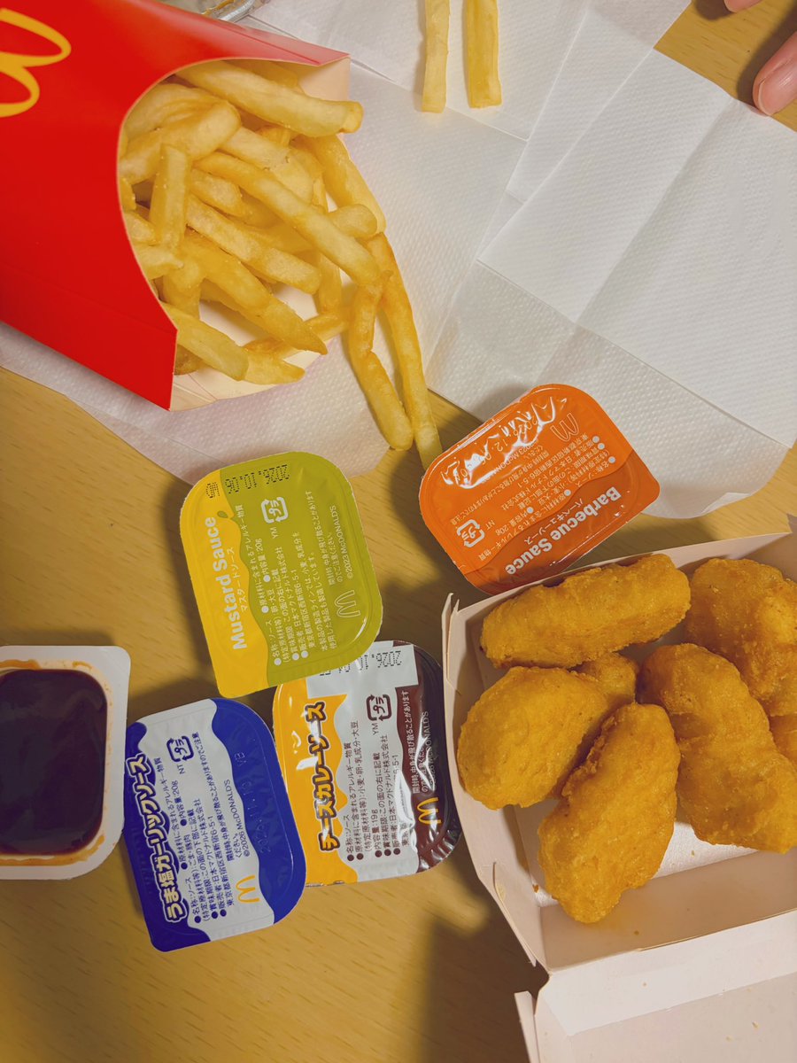 ziraichan_sub's tweet photo. 親友と日本酒×マクドナルドという意味わかんない組み合わせで、飲んでいます。

Sunday kind of love https://t.co/bvyLad9UHQ