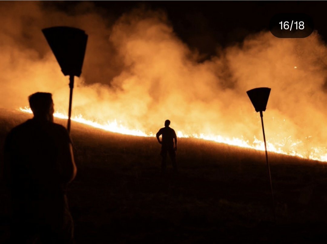pravac_hamburg's tweet photo. na fotografijam Uroša Arsića Lunje, a i u njegovom komentaru na instagram profilu - svedočenje da su meštani i dobrovoljno vatrogasno društvo, dakle ne ni policija ni tzv vojska Srbije sinoc sami lopatama gasili vatru na prilazu Dubovcu. 
#DeliblatskaPeščara #Banat https://t.co/GU4hQf9lyS