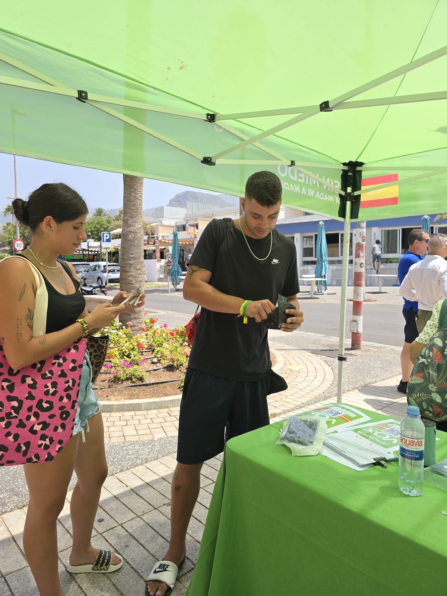 Vox_SCTenerife's tweet photo. 📣📣 Este sábado recorrimos las calles de Santa Úrsula con nuestro paseo informativo y estuvimos presentes con la mesa informativa de VOX en Adeje. 

¡SEGUIMOS! https://t.co/6tl2HP10eW