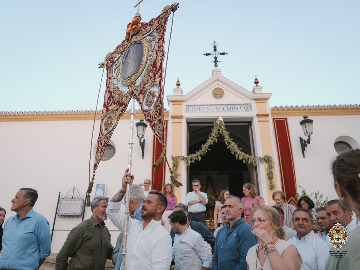 hdadmatrizrocio's tweet photo. Los rosarios de la Venida de la Virgen continúan llenando de oración las calles de Almonte.

Nuestro agradecimiento a la Hermandad Sacramental por su acogida en la ermita del Cristo estos días, desde donde esta tarde volverá a salir nuestro Simpecado para continuar este rezo.

Seguimos caminando, al encuentro de Nuestra Madre.

#VenidaRocío26 #MatrizDeAlmonte