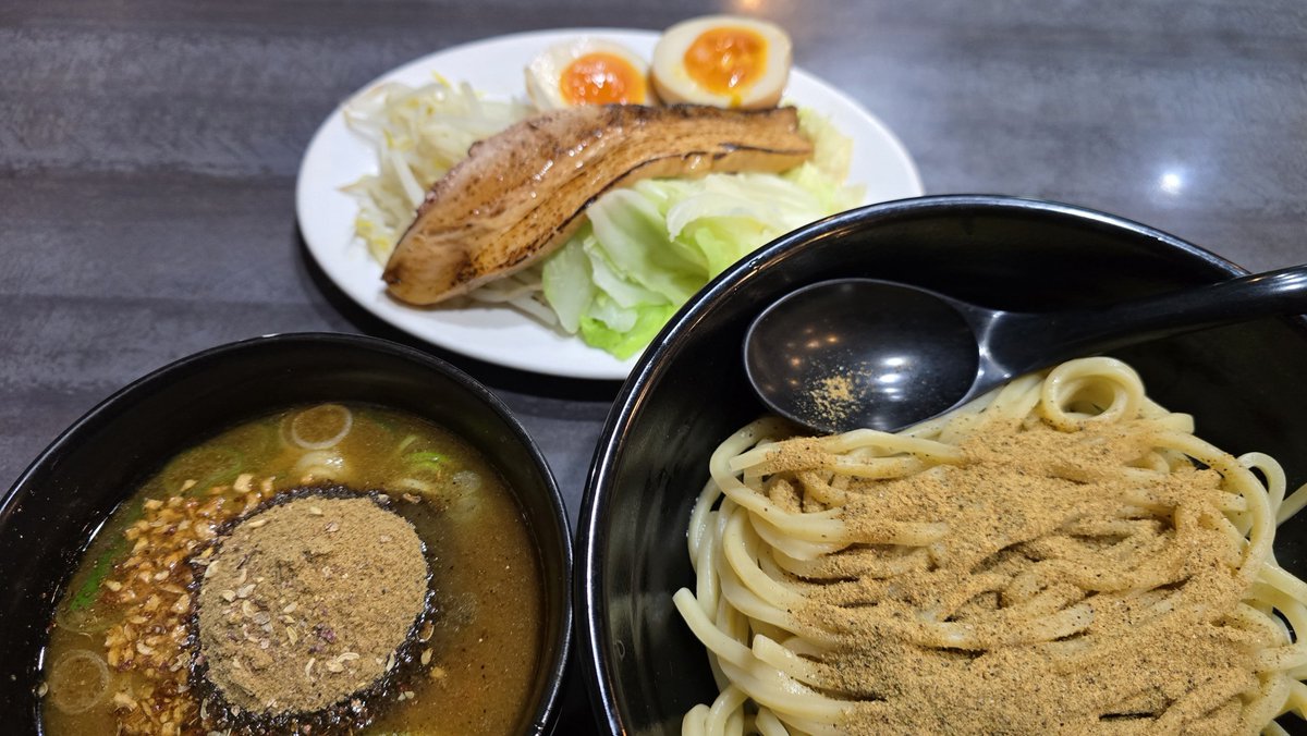 djworks748's tweet photo. おバイクの後はスタバです。
#白虎 
#特選黒つけ麺 https://t.co/pTAZet3eIl