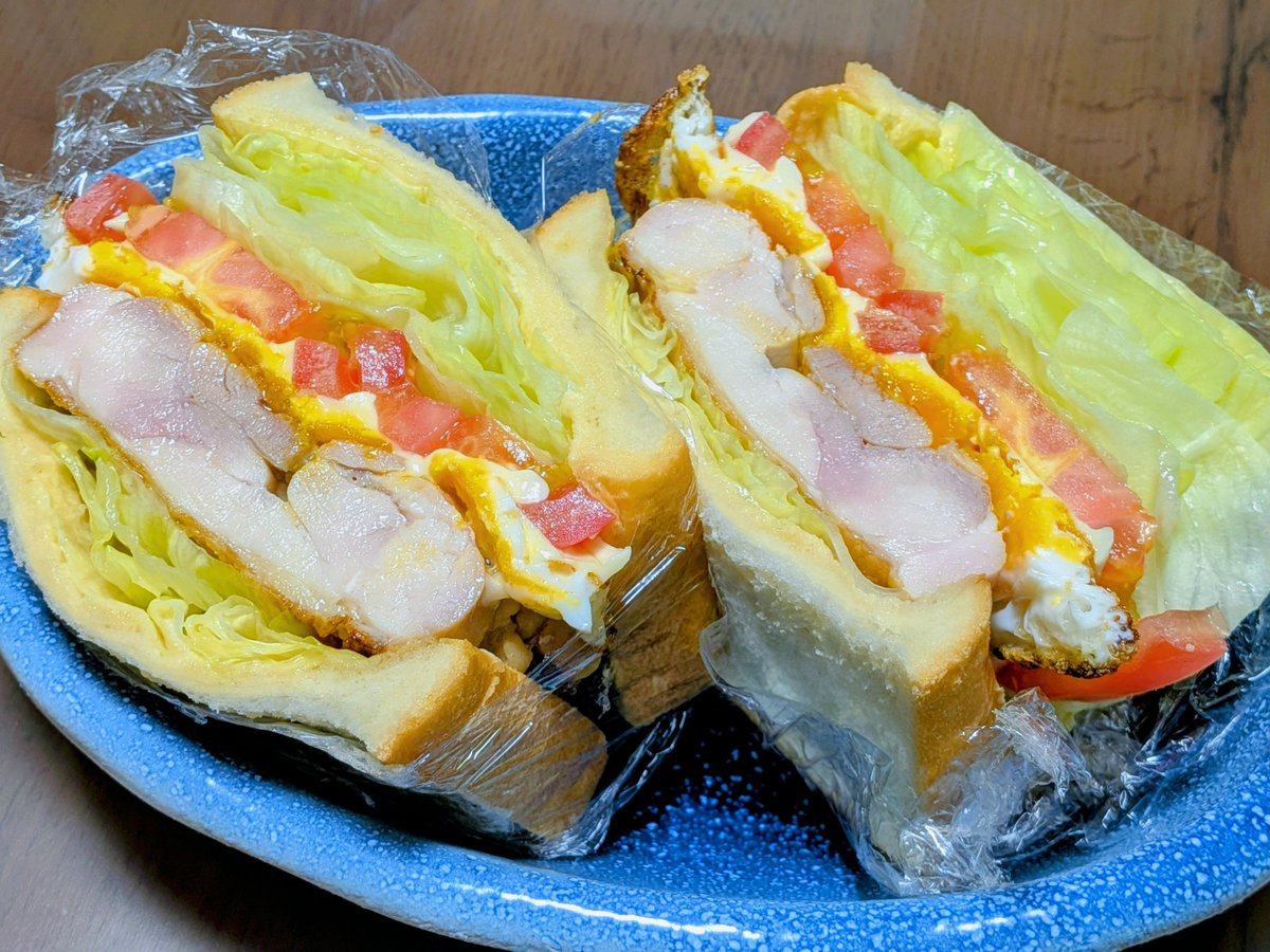 kawa1024's tweet photo. 鶏サンド

ラクダのコブには脂肪＝栄養が詰まっているから砂漠でも活動できるらしいですね。
おじさんのお腹やお尻にも栄養たっぷり詰まっているのに、なぜ暑さに弱いんでしょうか。
俺たち都会で大事な何かを失くしちまったせいなのか。
ジュリアにオロロンブレイクですよオロロン。

#おうちごはん https://t.co/6CSuP4LpAW