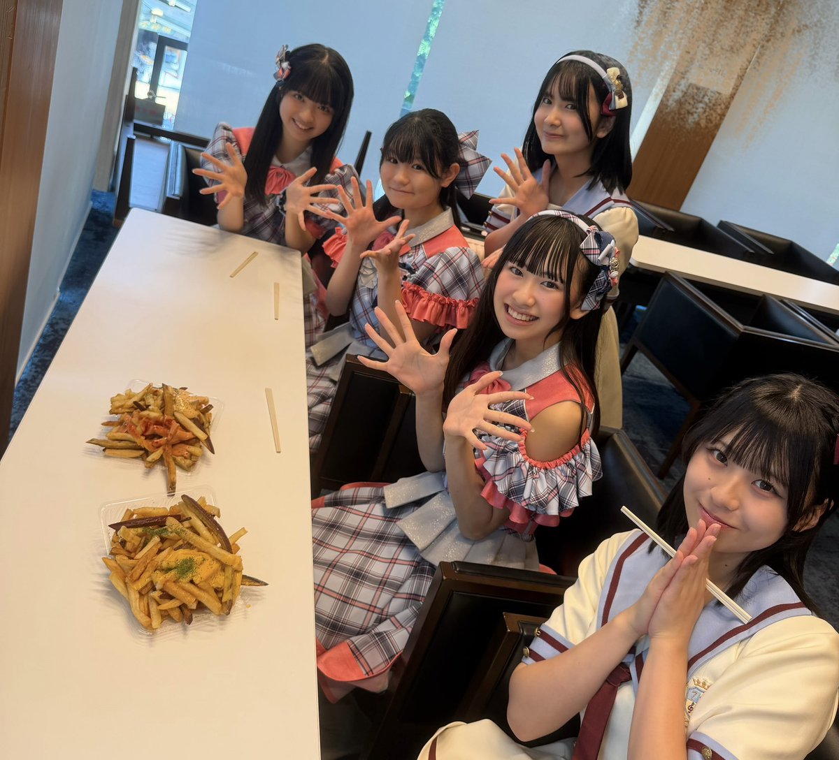 harecham_'s tweet photo. 「神田明神アイドル納涼祭り-DAY2-」
ありがとうございました⛩️🤍

大きなステージでパフォーマンスさせていただけてとても嬉しかったです🎤

次回のライブは、
8/11(火祝) 新田恵海 & NAGANO CLUB JUNKBOX presents
「信州サマーフェスティバル2026」🌻
#ハレチャム も出演させていただきます✨
是非チェックよろしくお願いします！
※終演後特典会がございます

#ナナチャムセトリ
1.ナナイロ（🌸）
2.ハレの日ちゃーみんぐ（☀️）
3.青に咲くシンフォニー（🌸☀️）
4.まっさらアオハルセンセーション！（🌸☀️）