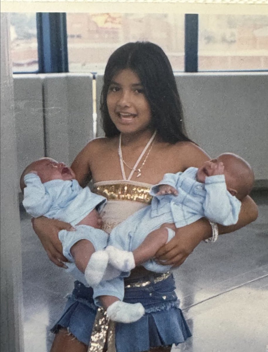 dukesurge's tweet photo. Imagine holding your twin brothers at 10, and then holding your own twin daughters 20 years later 🥹❤️‍🩹 https://t.co/XcYF22DYGb