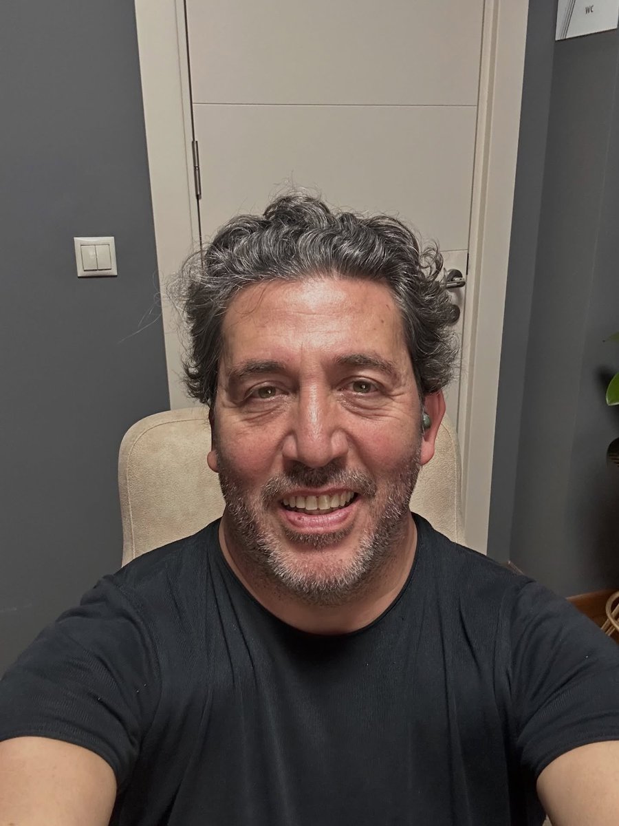 popileaks's tweet photo. Emre Kınay: "3-4 senedir hiç senaryo okumuyorum çünkü bana hiç gelmiyor, telefonum çalmıyor. Belki de boyumdan büyük laflar edip birilerini rahatsız etmişimdir. 

Kendi yetiştirdiğim çocuklar bile dışarıda 'bununla görünmeyeyim' diye bana selam vermekten imtina ediyor. Mahallenin hoşuna gitmeyen bir şey söylediğin an infaz ediliyorsun."