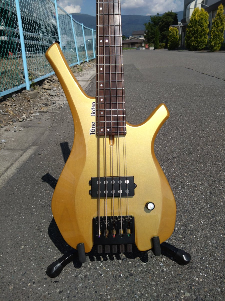 tanutanu55go's tweet photo. 今日のHAGANEのライブ
新しいKino Factory のlinten(ヘッドレス5弦ベース)(剣士の間では百式ベースと呼んでる)は、すごいいい音だった。過去聞いたことのない、歪んでるけどクリアそして重く粒が立ってる‼️あの音を聞くためにライブ行ってもいい。
#HAGANE
#Sayaka
#KinoFactory https://t.co/Yg3AR2xm4H
