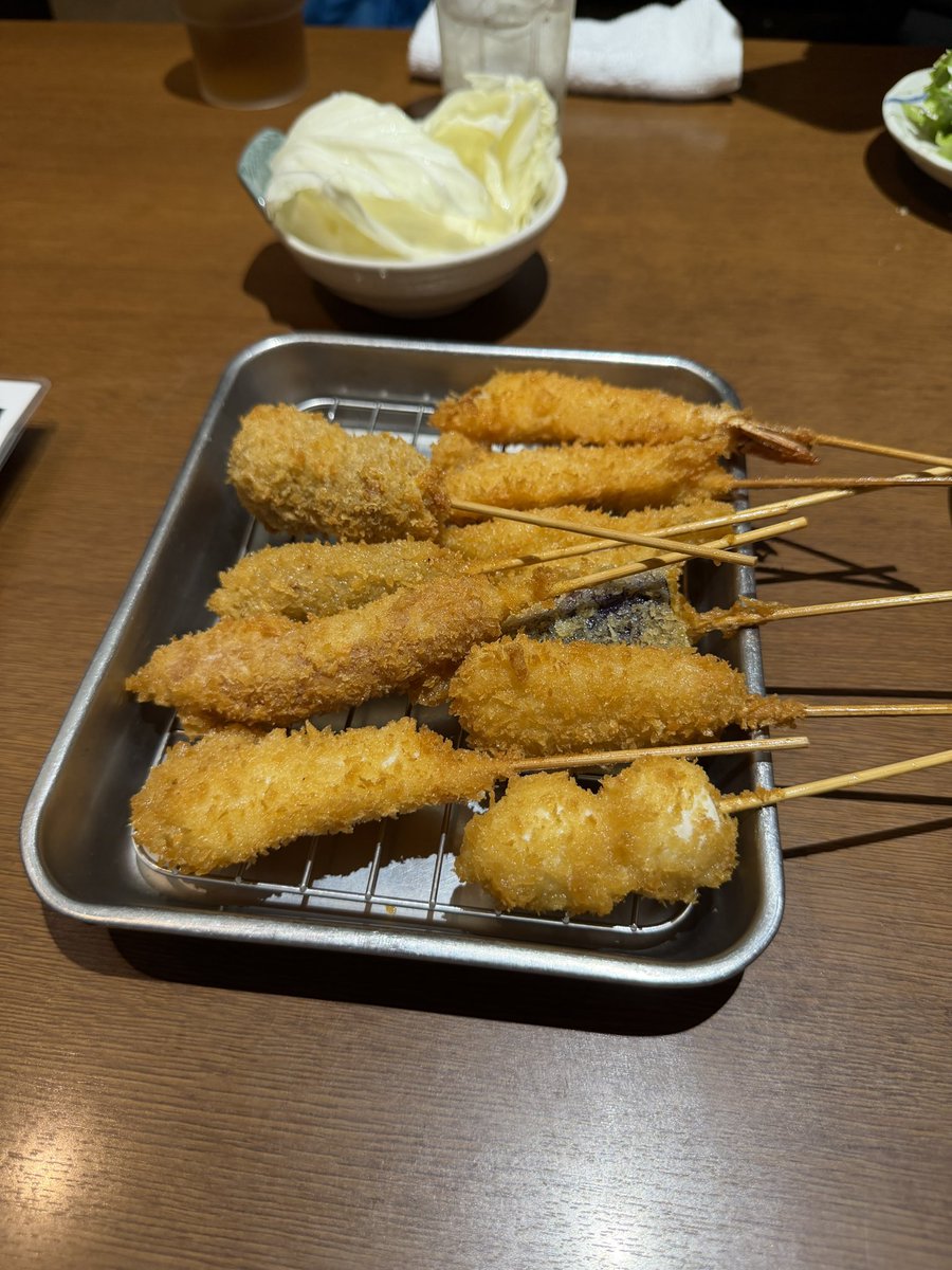 kira11877's tweet photo. 昨日はhttps://t.co/GiXtFcadCRのスタエフレンドと大阪の西成散策📻
昼ごはん大よしで昼飲みで串カツでした🍻
相変わらず自販機安い🥺 https://t.co/e6QbCelkqO