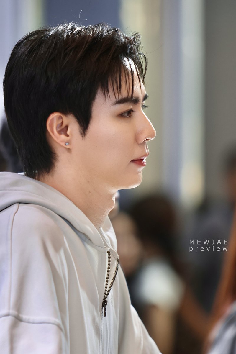 MEWJAExZEEPRUK's tweet photo. CEO หล่อมากกกก ไม่แปลกใจที่ฮี sold out

#SUPERSUNxSIAMCENTER 
#SUPERSUNPOPUP 
#SUPERSUNPOPUPINBKK

@zee_pruk #ZeePruk 
@ssupersun #SUPERSUN https://t.co/BB2OYUBjH0