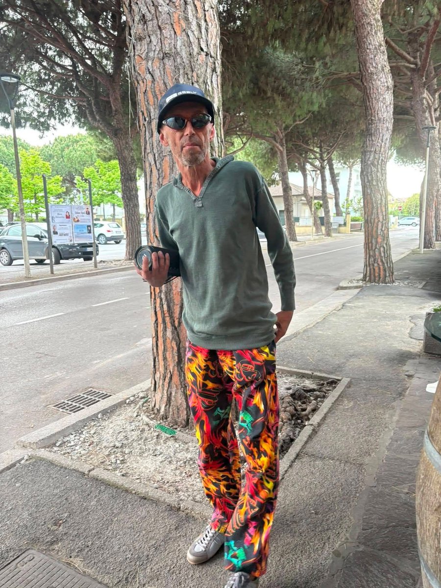 Virna25marzo's tweet photo. QUESTO È UN PAESE STRANO.
Vedi caro Nicola sei stato aggredito la notte fra il 18 e il 19 LUGLIO e dopo 4 giorni di agonia te ne sei andato. Nessuna manifestazione, 
nessun cenno a livello nazionale, giornali, radio , tv , la notizia solo a livello locale.
Perchè tu, Nicola,  ragazzo buono, fragile con un vissuto famigliare doloroso, non facevi evidentemente notizia. 
In quei giorni paginate e paginate riferite a un altro episodio,  trasmissioni intere, ore e ore di discussioni. 
Vedi Nicola in questo bizzarro paese c'è sempre qualcuno che conta di più. 
Ma da un paio di giorni tutti parlano di te semplicemente perchè hanno preso i tuoi aguzzini.
Allora incredibilmente tutti a parlarne dimenticando il PRIMA. E nessuno chiede scusa .
Qui però non ti dimentichiamo e cercheremo di aiutare il tuo babbo rimasto solo, in ogni modo possibile. 
E tu di lassù con tuo fratello sono certa gli sarai sempre vicino.❤️