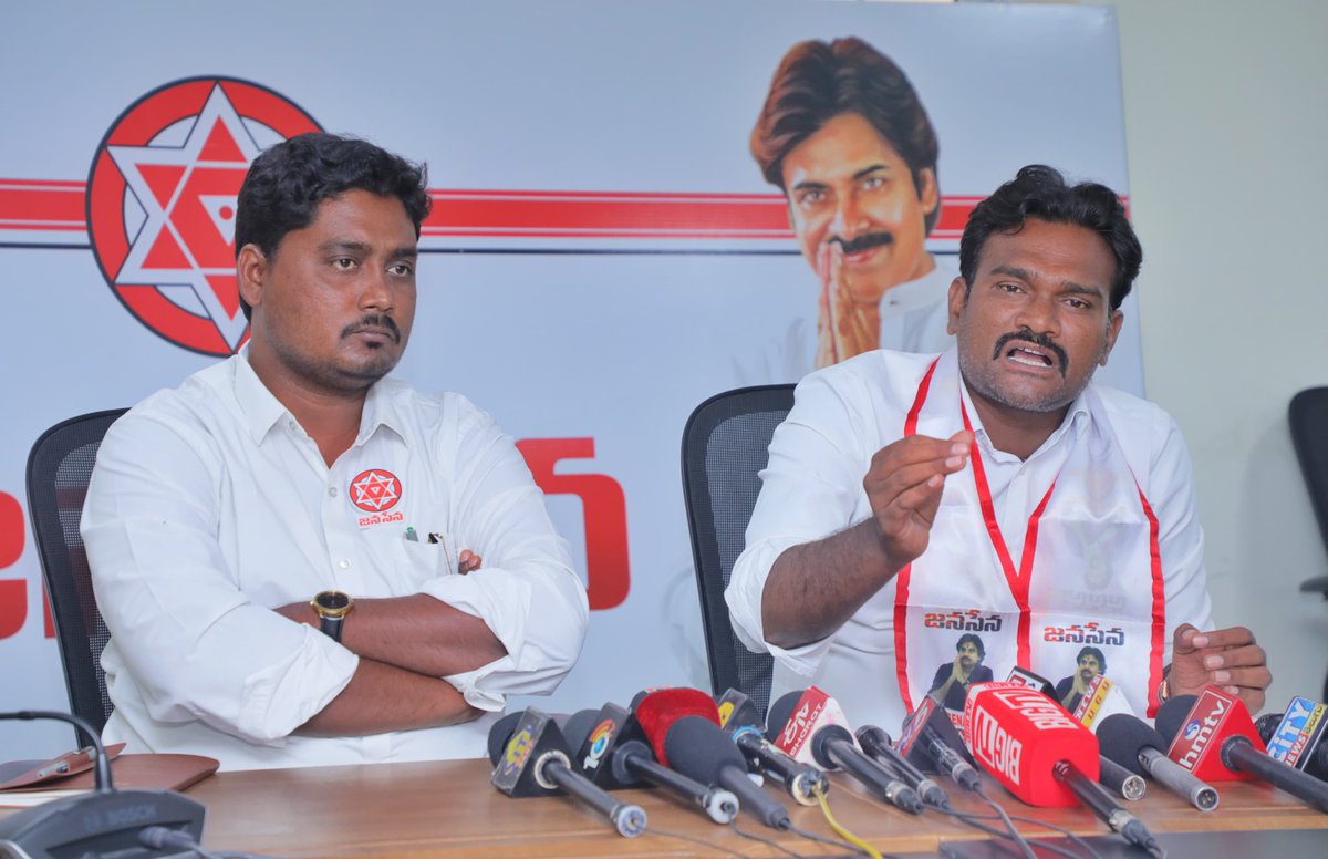 JanaSenaParty's tweet photo. జెన్ జీ గురించి వైసీపీ మాట్లాడటం విడ్డూరంగా ఉంది 

•యువశక్తిని నిర్వీర్యం చేసి, వారిని మత్తుకు బానిస చేసిందే వైసీపీ 
•ప్రజా సమస్యలు గాలికొదిలేసిన వైసీపీ వాళ్ళు కూడా అభివృద్ధికి బాటలు వేస్తున్న శ్రీ పవన్ కళ్యాణ్ గారిని విమర్శిస్తారా? 
•జగన్ మెప్పు కోసం కాదు.. ప్రజల కోసం పని చేయండి
•దొంగచాటుగా అసెంబ్లీ రికార్డుల్లో సంతకాలు చేసేవాళ్ళకి విమర్శించే అర్హత లేదు
•శస్త్ర చికిత్స అనంతరం కొద్ది రోజులకే ప్రభుత్వ కార్యక్రమాల్లో నిమగ్నమై.. అభివృద్ధికి అంకితమైన నిజమైన నాయకుడు శ్రీ పవన్ కళ్యాణ్ గారు  
•మంగళగిరిలో మీడియాతో మాట్లాడిన జనసేన రాష్ట్ర ప్రధాన కార్యదర్శి, ఏపీ మాల వెల్ఫేర్ కార్పొరేషన్ ఛైర్మన్ డా. పెదపూడి విజయ్ కుమార్, జనసేన రాష్ట్ర కార్యదర్శి, మాదిగ వెల్ఫేర్ కార్పొరేషన్ డైరెక్టర్ శ్రీ బేతపూడి విజయ్ శేఖర్ 

‘అనునిత్యం ప్రజల సంక్షేమం, రాష్ట్ర అభివృద్ధి లక్ష్యంగా పని చేస్తున్న నాయకుడు, రాష్ట్ర ఉప ముఖ్యమంత్రి శ్రీ పవన్ కళ్యాణ్ గారు. కూటమి ప్రభుత్వం పాలన మొదలైన రెండేళ్లలోనే ఉప ముఖ్యమంత్రిగా బాధ్యతలు నిర్వహిస్తున్న పంచాయతీరాజ్, గ్రామీణాభివృద్ధి శాఖ ద్వారా 8,571 కిలోమీటర్ల సీసీ రోడ్లు, వందల కిలోమీటర్ల బీటీ రోడ్లు నిర్మించారు. అటవితల్లి బాట కార్యక్రమం కింద డోలీ రహిత గ్రామాల కోసం 2,710 కిలోమీటర్ల రహదారుల నిర్మాణం చేపట్టారు. ఇదీ బాధ్యత కలిగిన నాయకుడు చేసే అభివృద్ధి. గత వైసీపీ పాలనలో శ్రీ జగన్ రెడ్డి ఏ రోజైనా రాష్ట్ర అభివృద్ధి, మౌలిక సదుపాయాల గురించి ఆలోచన అయినా చేశారా?’ అని ఏపీ మాల వెల్ఫేర్ కార్పొరేషన్ ఛైర్మన్, జనసేన  రాష్ట్ర ప్రధాన కార్యదర్శి డా. పెదపూడి విజయ్ కుమార్ ప్రశ్నించారు. గెలిచిన నాటి నుంచి ప్రజా సమస్యలపై ఒక్క రోజు కూడా మాట్లాడని ఎర్రగొండపాలెం ఎమ్మెల్యే శ్రీ తాటిపర్తి చంద్రశేఖర్.. ఉప ముఖ్యమంత్రి శ్రీ పవన్ కళ్యాణ్ గారు నిర్వహిస్తున్న శాఖల్లో జరుగుతున్న అభివృద్ధి కనిపించడం లేదు అన్నారు. దొంగచాటుగా అసెంబ్లీకి వెళ్ళి సంతకాలు చేసే  శ్రీ చంద్రశేఖర్‌కు మా నాయకుడు, ఉప ముఖ్య్మంత్రి శ్రీ పవన్ కళ్యాణ్‌ గారిని విమర్శించే నైతిక అర్హత లేదని వ్యాఖ్యానించారు. పదవి పోతుందనే భయంతో శాసనసభలో దొంగచాటుగా సంతకాలు పెట్టి వెళ్లిపోయే వ్యక్తి.. ప్రజల సమస్యల గురించి, ప్రజల కోసం పనిచేస్తున్న నాయకుడి గురించి మాట్లాడటం హాస్యాస్పదంగా ఉందన్నారు. జగన్‌ను మెప్పించేందుకు నోటికొచ్చినట్లు మాట్లాడటం మానుకోవాలని, ప్రజలకు ఉపయోగపడే అంశాలపై దృష్టి సారించి, వారి సమస్యల పరిష్కారానికి కృషి చేయాలని హితవు పలికారు. ఆదివారం మంగళగిరిలోని జనసేన పార్టీ కేంద్ర కార్యాలయంలో మాదిగ వెల్ఫేర్ కార్పొరేషన్ డైరెక్టర్, జనసేన రాష్ట్ర కార్యదర్శి శ్రీ బేతపూడి విజయ్ శేఖర్ తో కలిసి మీడియాతో మాట్లాడారు. 
ఈ సందర్భంగా డా. పెదపూడి విజయ్ కుమార్ మాట్లాడుతూ... “ప్రజల చేత ఛీ కొట్టించుకుంటున్న వైసీపీ నాయకులు ఐడెంటీటీ క్రైసిస్ తో శ్రీ పవన్ కళ్యాణ్ గారిని విమర్శిస్తు ఉన్నారు. ఆ విధంగా అయినా పాపులర్ అవ్వొచ్చు, జగన్ దగ్గర మార్కులు కొట్టేయొచ్చు అనే నీచ ఆలోచనలో ఉననృ. చంద్రశేఖర్ రెండు నెలలకు ఒకసారి ఎర్రగొండపాలెం వచ్చి హడావుడి చేస్తారు. జగన్ బెంగళూరుకు మకాం మార్చినట్లు, ఈయన హైదరాబాద్‌కు మకాం మార్చారు. ప్రజలు మర్చిపోతారనే భయంతో అప్పుడప్పుడు వచ్చి ఇలా అవాకులు, చెవాకులు పేలుతుంటారు. 
•జల్ జీవన్ మిషన్ పనుల శంకుస్థాపనకు ఎందుకు రాలేదు?
మార్కాపురంలో జలజీవన్ మిషన్ పనులకు శంకుస్థాపన కార్యక్రమం నిర్వహించినప్పుడు మిమ్మల్ని అధికారికంగా ఆహ్వానించినప్పటికీ ఎందుకు హాజరు కాలేదు? నిజంగా ప్రజల మేలు, నియోజకవర్గ అభివృద్ధి కోరుకునే ప్రజాప్రతినిధి అయితే ఇలాంటి అభివృద్ధి కార్యక్రమాలకు తప్పకుండా హాజరై ఉండేవారు. కానీ మీకు రాజకీయ విమర్శలు చేయడం తప్ప, అభివృద్ధిపై దృష్టి పెట్టడం చేతకాదు. మీరు పట్టించుకోకపోయినా మీ నియోజకవర్గంలో దాదాపు రూ. 200 కోట్లతో అభివృద్ధి పనులు చేస్తున్నాం. 

•జెన్ జీ గురించి మాట్లాడం విడ్డూరంగా ఉంది 
వైసీపీ నాయకులు ఇప్పుడు ‘జెన్ జీ వార్’ పేరుతో కార్యక్రమాలు నిర్వహిస్తున్నారు. కానీ గత ఐదేళ్ల పాలనలో యువతకు సకాలంలో జాబ్ క్యాలెండర్ ఇచ్చారా? మెగా డీఎస్సీ పేరుతో నిరుద్యోగ యువతను మోసం చేశారు. కానిస్టేబుల్ పోస్టులు భర్తీ చేస్తామని హామీ ఇచ్చి నిరుద్యోగులను నిరాశకు గురి చేశారు. అంతేకాకుండా, యువత గంజాయి, మాదకద్రవ్యాలకు బానిసలను చేశారు. గంజాయి, డ్రగ్స్ నియంత్రించేందుకు ప్రయత్నించిన అధికారులను బదిలీలు చేస్తూ, యువత భవిష్యత్తుపై నిర్లక్ష్యంగా వ్యవహరించారు. యువతను హింస వైపు ప్రేరేపించేలా రాజకీయాలను నడిపించిన మీరు ఇప్పుడు ‘జెన్ జీ’ గురించి మాట్లాడటం విడ్డూరంగా ఉంది.
•కూటమి ప్రభుత్వం చేస్తున్న అభివృద్ధి మీ కంటికి కనిపించలేదా? 

Link: https://t.co/hIyfxclWud