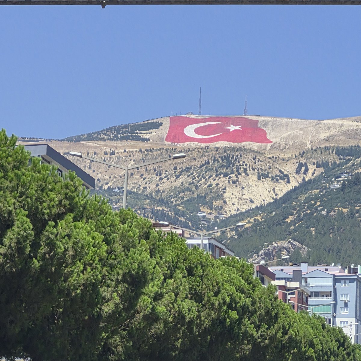 kmaras464646's tweet photo. Şehrin zirvesinde dünyanın en büyük Türk Bayrağı olan şehir Kahramanmaraş https://t.co/i1lV0DtS7K