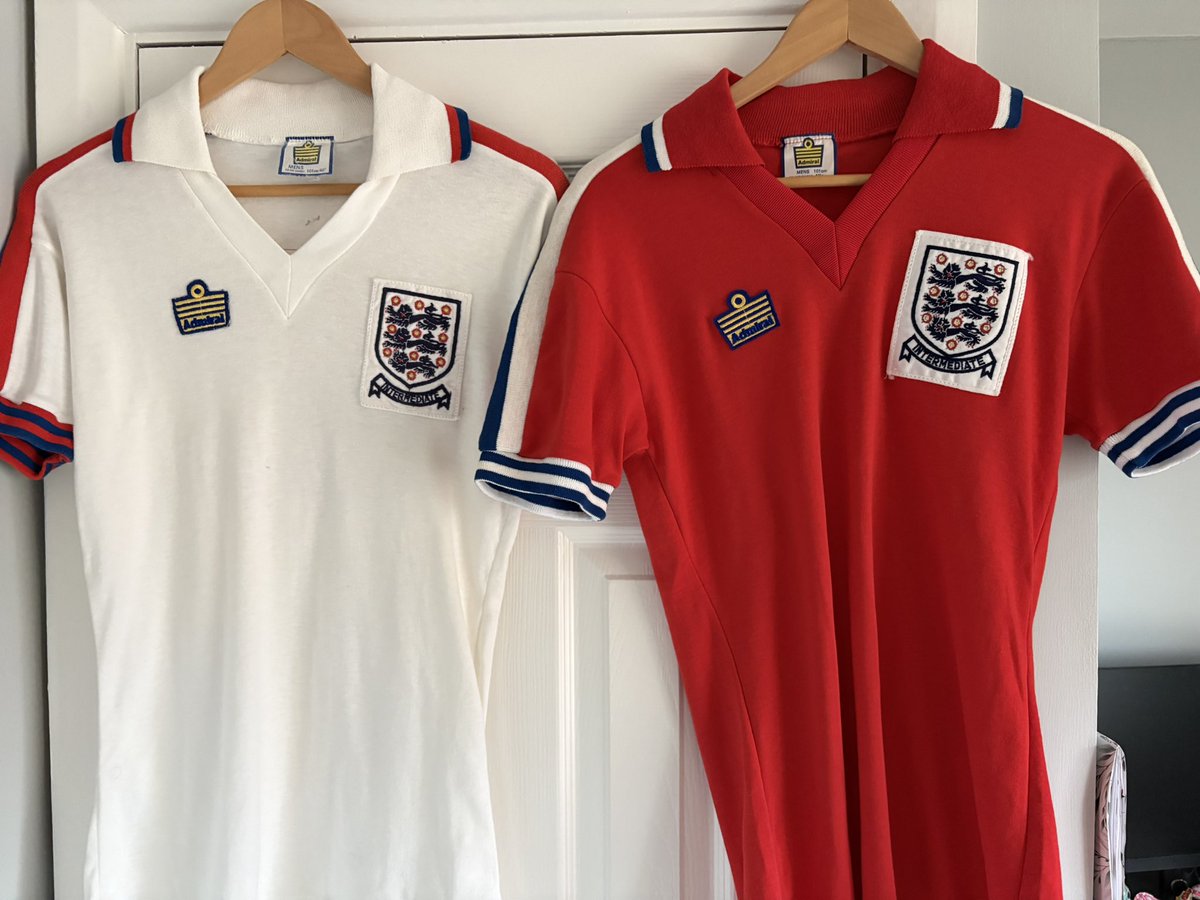 jamesdking76's tweet photo. 1985-80 England Intermediate Home & Away shirts by Admiral. @admiral1914 Looking at the lighter cotton material composition, it appears there were used towards the late 70s.
#englandfc #3lions #footballshirt #matchworn #admiral #englandfootball https://t.co/RlhpF9GBVI