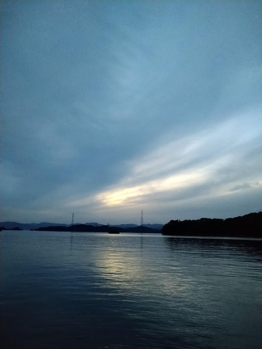 takayukiember2's tweet photo. お疲れ様です😀
今日の ＃イマソラ は夕焼けは無理です🌇 https://t.co/h8gBZTrD4M