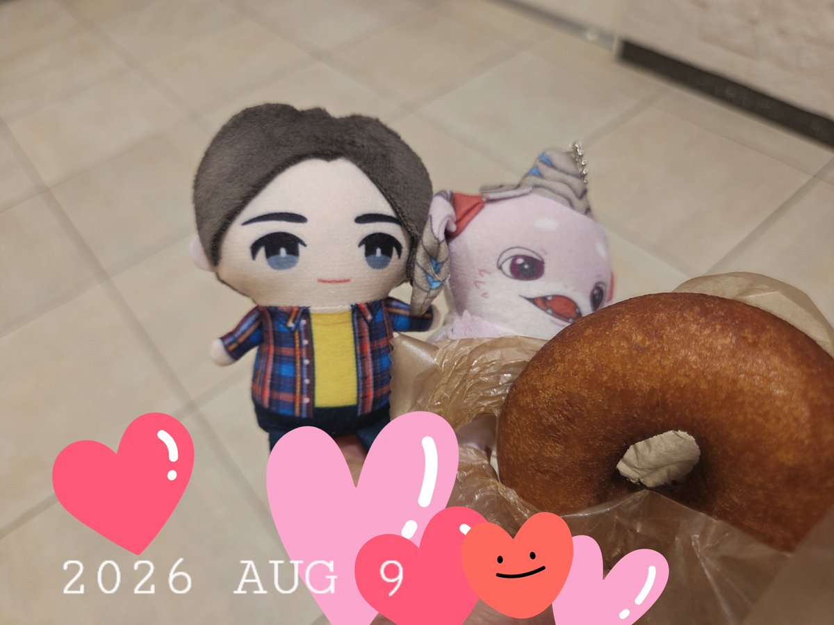 shiny_dada0's tweet photo. ウメサマ旅行。食の記録。ウメサマの１階でドーナツの催事やってたんですよ。すごいタイミングですね。行列に並んで揚げたてドーナツ食べました。サクふわ。 https://t.co/3oe7x0WuVq