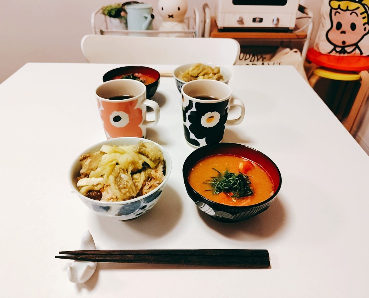 loversoulcafe's tweet photo. 夜ごはんは
長谷川あかりさんのいたわりごはんから
丸ごとナスの炊き込みごはんと
トマトと大粒納豆の味噌汁でした🍚
#長谷川あかり
#夜ごはん
#おうちごはん
@akari_hasegawa https://t.co/rqusYRP4Vw