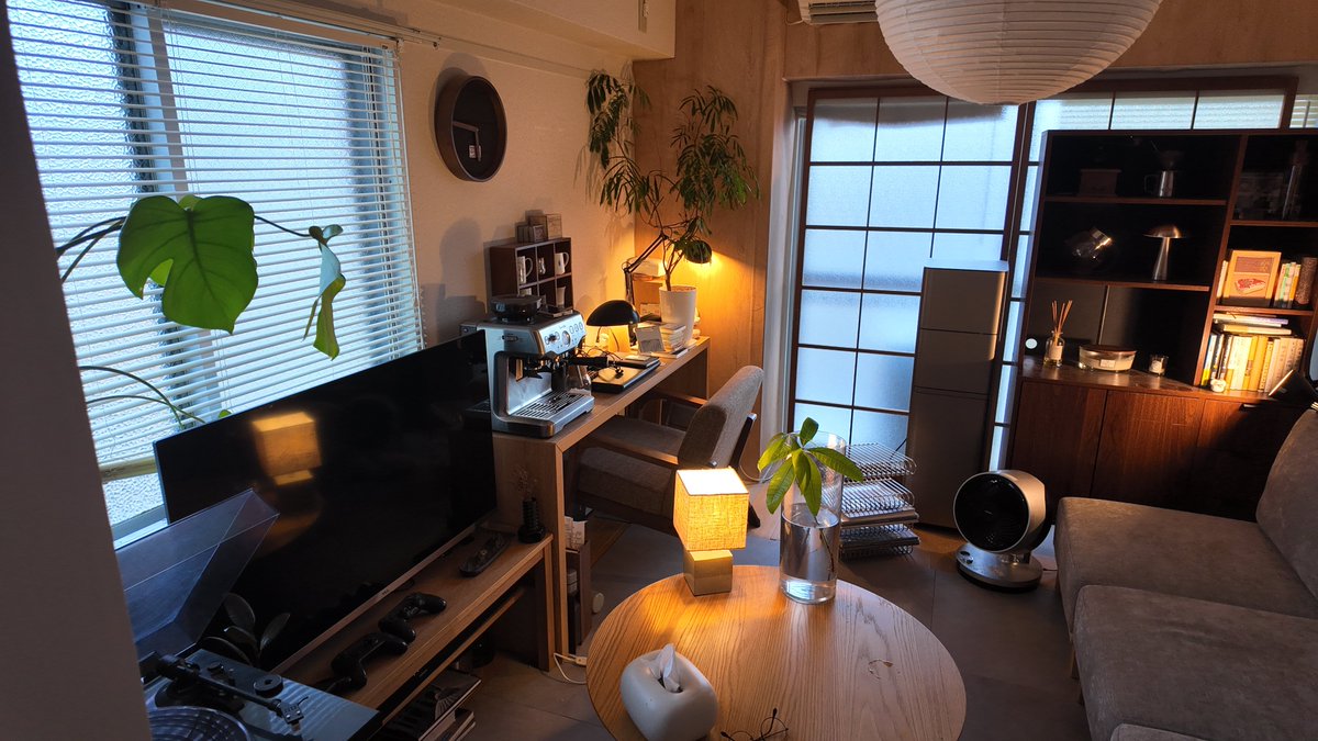 rosk905's tweet photo. 暖色の光の中で暮らしたくて、少しずつお気に入りの照明を集めてきた結果 https://t.co/1RC0c5FT69