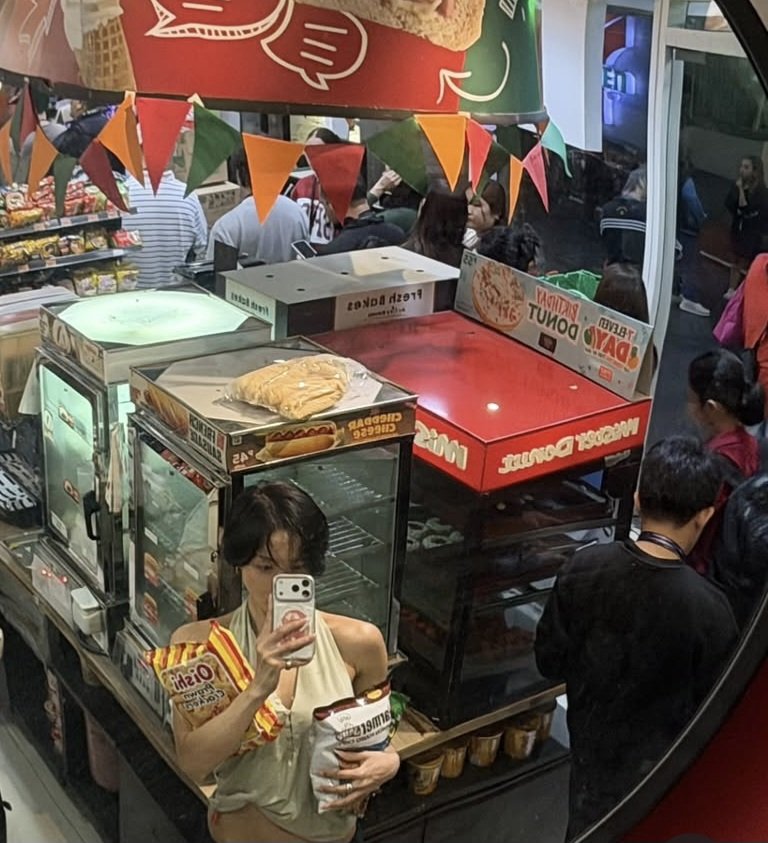 RadishUnnie's tweet photo. Grabe 7/11 pinapila niyo si Hwasa para sa Oishi 😭
Nasa dulo siya ng pila 😭😭

Eto na ba yung experiencing pinoy danas? https://t.co/74cD3VipUY