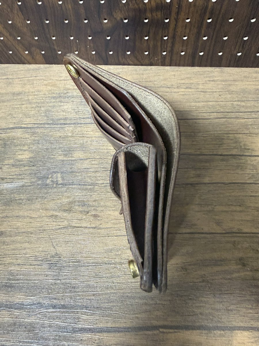magukingfactory's tweet photo. クロムエクセル
カラーティンバー
ミドルトラッカーになります。
小瀬入れはフラップ(カブセ)タイプです。
ありがとうございました。
今日も感謝🔥🔥🔥
マ��キングファクトリー
MAGUKING FACTORY

#マグキングファクトリー
#ミドルトラッカー
#ミドルトラッカーウォレット
#クロムエクセル
#ティンバー https://t.co/dMMS6lmOPL