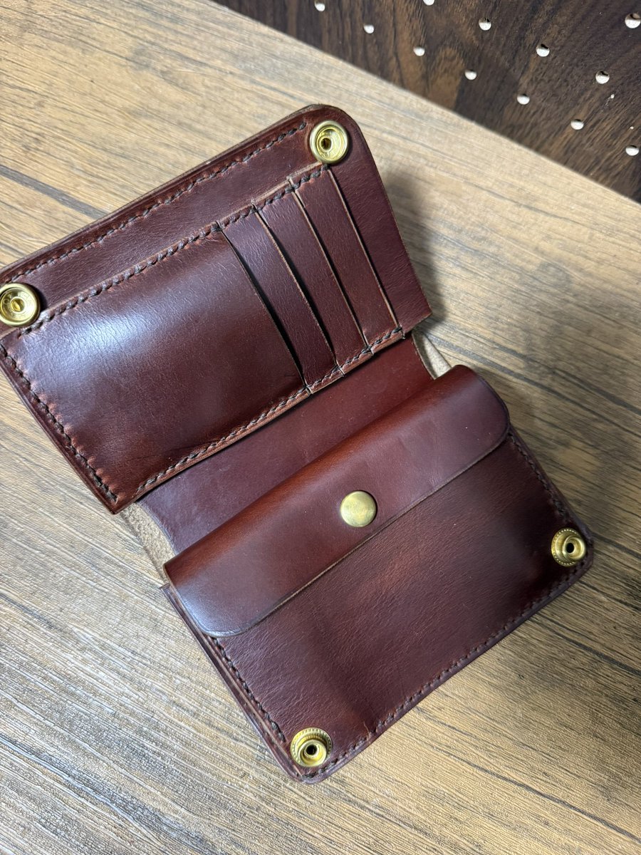 magukingfactory's tweet photo. クロムエクセル
カラーティンバー
ミドルトラッカーになります。
小瀬入れはフラップ(カブセ)タイプです。
ありがとうございました。
今日も感謝🔥🔥🔥
マ��キングファクトリー
MAGUKING FACTORY

#マグキングファクトリー
#ミドルトラッカー
#ミドルトラッカーウォレット
#クロムエクセル
#ティンバー https://t.co/dMMS6lmOPL