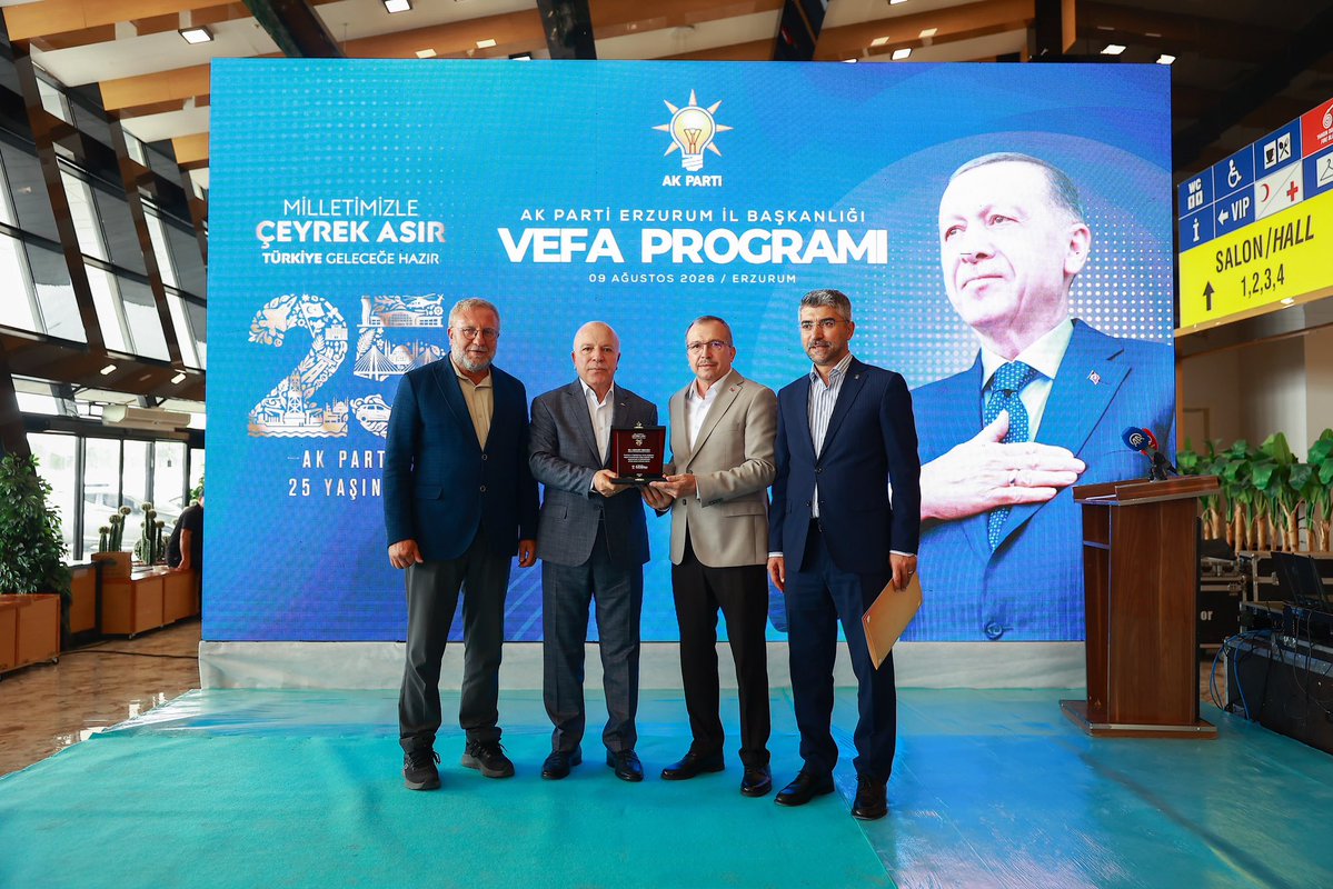 mehmetsekmen's tweet photo. AK Parti Erzurum İl Başkanlığımız tarafından düzenlenen Vefa Programı’mıza katıldık. 

AK Parti Genel Merkez Teşkilat Başkan Yardımcımız Uğur Aydemir, AK Parti Genel Merkez Teşkilat Koordinatörümüz Ahmet Tan ve AK Parti Erzurum İl Başkanımız İbrahim Küçükoğlu kardeşlerimden plaketlerimizi aldık. 

AK Parti'mizin çeyrek asrında Cumhur İttifakımız adeta harcın ve liyakatin burcudur.

Cumhurbaşkanımız Sn. Recep Tayyip Erdoğan Beyefendi’nin ortaya koyduğu vizyon doğrultusunda, 25 yıldır milletimize hizmet noktasında taviz vermeden çalışmaya, üretmeye devam ediyoruz. 

Merhum fikir insanı ve büyük şairimiz Necip Fazıl Kısakürek’in “Bizim Şarkımız” isimli şiirinde dediği gibi;

Kırılır da bir gün tüm dişliler,
Döner şanlı şanlı çarkımız bizim…

Bu vesileyle bu güzel buluşmayı düzenleyen AK Parti Erzurum İl Başkanımız Av. İbrahim Küçükoğlu kardeşime teşekkür ediyorum.