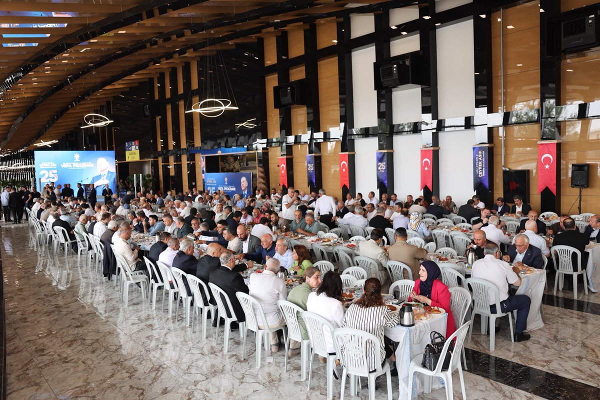 mehmetsekmen's tweet photo. AK Parti Erzurum İl Başkanlığımız tarafından düzenlenen Vefa Programı’mıza katıldık. 

AK Parti Genel Merkez Teşkilat Başkan Yardımcımız Uğur Aydemir, AK Parti Genel Merkez Teşkilat Koordinatörümüz Ahmet Tan ve AK Parti Erzurum İl Başkanımız İbrahim Küçükoğlu kardeşlerimden plaketlerimizi aldık. 

AK Parti'mizin çeyrek asrında Cumhur İttifakımız adeta harcın ve liyakatin burcudur.

Cumhurbaşkanımız Sn. Recep Tayyip Erdoğan Beyefendi’nin ortaya koyduğu vizyon doğrultusunda, 25 yıldır milletimize hizmet noktasında taviz vermeden çalışmaya, üretmeye devam ediyoruz. 

Merhum fikir insanı ve büyük şairimiz Necip Fazıl Kısakürek’in “Bizim Şarkımız” isimli şiirinde dediği gibi;

Kırılır da bir gün tüm dişliler,
Döner şanlı şanlı çarkımız bizim…

Bu vesileyle bu güzel buluşmayı düzenleyen AK Parti Erzurum İl Başkanımız Av. İbrahim Küçükoğlu kardeşime teşekkür ediyorum.