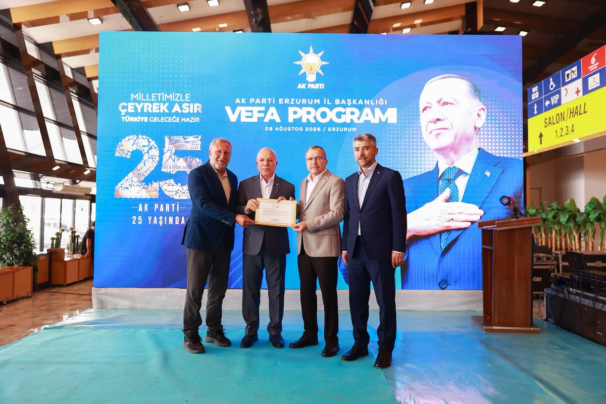mehmetsekmen's tweet photo. AK Parti Erzurum İl Başkanlığımız tarafından düzenlenen Vefa Programı’mıza katıldık. 

AK Parti Genel Merkez Teşkilat Başkan Yardımcımız Uğur Aydemir, AK Parti Genel Merkez Teşkilat Koordinatörümüz Ahmet Tan ve AK Parti Erzurum İl Başkanımız İbrahim Küçükoğlu kardeşlerimden plaketlerimizi aldık. 

AK Parti'mizin çeyrek asrında Cumhur İttifakımız adeta harcın ve liyakatin burcudur.

Cumhurbaşkanımız Sn. Recep Tayyip Erdoğan Beyefendi’nin ortaya koyduğu vizyon doğrultusunda, 25 yıldır milletimize hizmet noktasında taviz vermeden çalışmaya, üretmeye devam ediyoruz. 

Merhum fikir insanı ve büyük şairimiz Necip Fazıl Kısakürek’in “Bizim Şarkımız” isimli şiirinde dediği gibi;

Kırılır da bir gün tüm dişliler,
Döner şanlı şanlı çarkımız bizim…

Bu vesileyle bu güzel buluşmayı düzenleyen AK Parti Erzurum İl Başkanımız Av. İbrahim Küçükoğlu kardeşime teşekkür ediyorum.