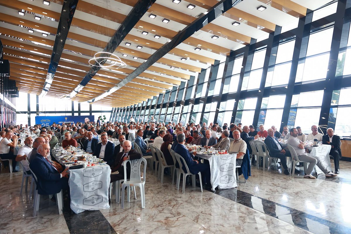 mehmetsekmen's tweet photo. AK Parti Erzurum İl Başkanlığımız tarafından düzenlenen Vefa Programı’mıza katıldık. 

AK Parti Genel Merkez Teşkilat Başkan Yardımcımız Uğur Aydemir, AK Parti Genel Merkez Teşkilat Koordinatörümüz Ahmet Tan ve AK Parti Erzurum İl Başkanımız İbrahim Küçükoğlu kardeşlerimden plaketlerimizi aldık. 

AK Parti'mizin çeyrek asrında Cumhur İttifakımız adeta harcın ve liyakatin burcudur.

Cumhurbaşkanımız Sn. Recep Tayyip Erdoğan Beyefendi’nin ortaya koyduğu vizyon doğrultusunda, 25 yıldır milletimize hizmet noktasında taviz vermeden çalışmaya, üretmeye devam ediyoruz. 

Merhum fikir insanı ve büyük şairimiz Necip Fazıl Kısakürek’in “Bizim Şarkımız” isimli şiirinde dediği gibi;

Kırılır da bir gün tüm dişliler,
Döner şanlı şanlı çarkımız bizim…

Bu vesileyle bu güzel buluşmayı düzenleyen AK Parti Erzurum İl Başkanımız Av. İbrahim Küçükoğlu kardeşime teşekkür ediyorum.
