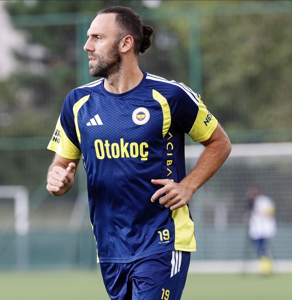 diclefenerr's tweet photo. Siz ne düşünüyorsunuz bilmiyorum ama Fenerbahçe için transfer döneminin en hatalı transferi Vedat Muriqi’dir. 15 milyon bonservis ve o çok fazla  maaş verildi. Şu an bu fiyatlara çok daha iyisi alınıyor. Yabancı sayılması ise durumu daha da kötü kılıyor. https://t.co/R7g9WWzjUm