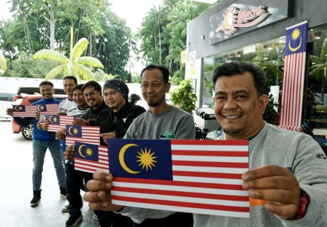 GerbangPost's tweet photo. Program Ekspresi Jalur Gemilang JAPEN@PETRONAS Sebanyak 3,000 kenderaan menerima magnet Jalur Gemilang https://t.co/7sLZQySx7Y #JalurGemilang #BulanKebangsaan #Kempen1Rumah1Jalur #PETRONAS #KementerianKomunikasi https://t.co/PjiX6c4FUz
