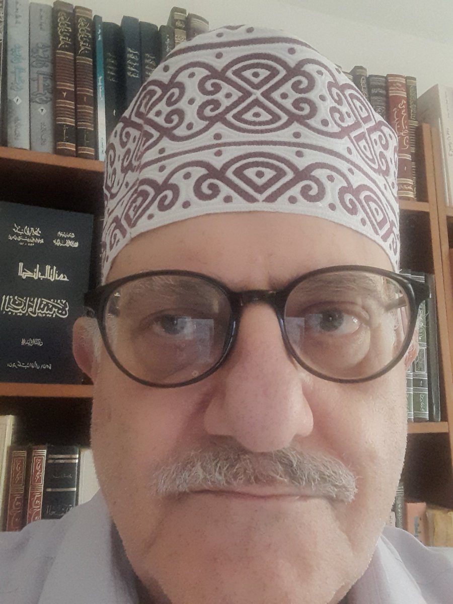 aref_hijjawi's tweet photo. أهداني أخي سعيد الهاشلي كُمَّة في عُمان. والكمة عربية فصيحة، وهي عند العباسيين القلنسوة. وجاء عن علي بن أبي طالب أن جمال الرجل في كمته. نقله الجاحظ في البيان والتبيين. 
لم أر في عمان رجلا حاسرا. هو في الدوام ذو عِمَّة، وفي السوق ذو كمة. 
الشكر لأخي سعيد. https://t.co/uauR8IHQcD