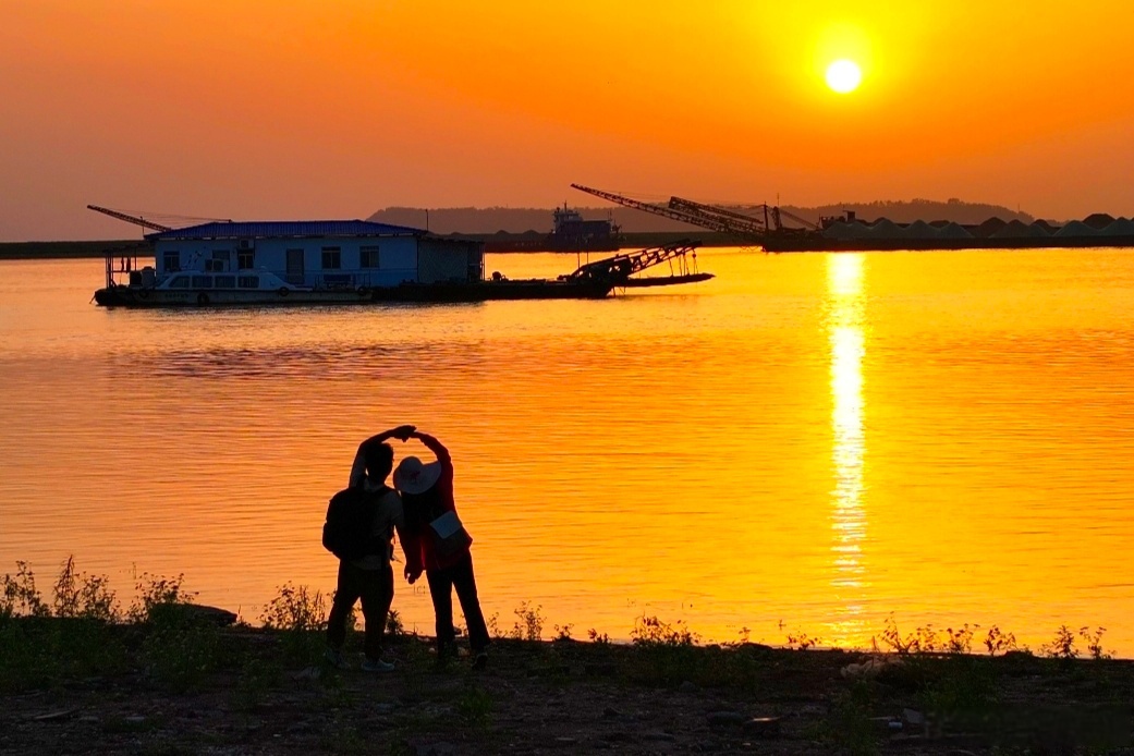 ashley68kc5's tweet photo. Campus Photography Club is holding a sunset photo shoot at the lake this Saturday! Join us to capture golden hour vibes and meet fellow shutterbugs—sign up via club post link now! https://t.co/uxdFBPP606