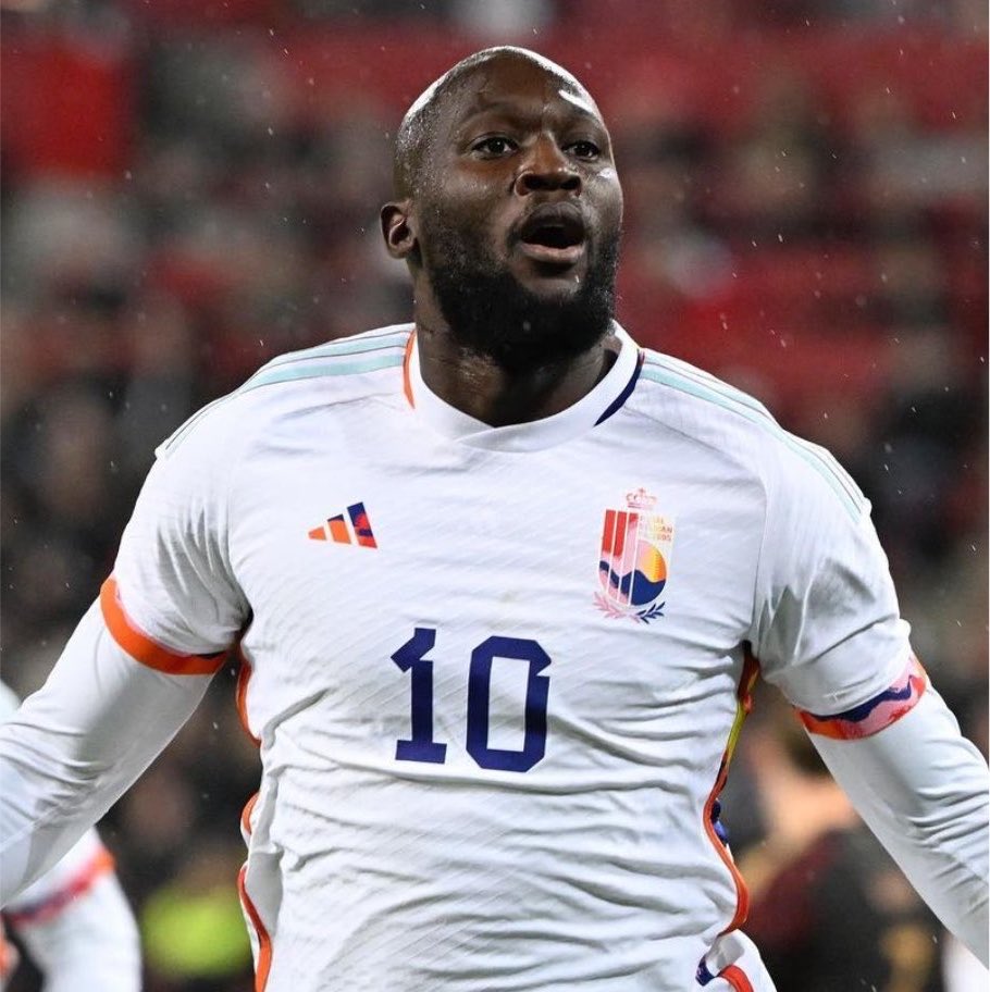 FabrizioRomano's tweet photo. 🚨🟡🔵 Romelu Lukaku, closer and closer to Fenerbahçe move with agreement done on player side and negotiations advancing on club side.

Fenerbahçe opening €6m bid has been rejected but new proposal being sent to Napoli.

Agreement close. 🇧🇪 https://t.co/ugngkSyVeu