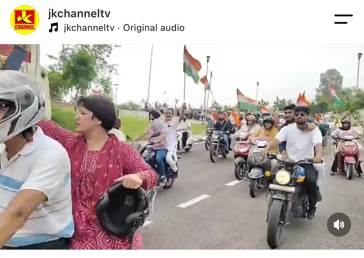 truesAdii's tweet photo. @BJP4JnK @iamsatsharmaca @mpjugalkishore @AshokKoul59 @GulamAliKhatana @ChVikramR @YudhvirSethiBJP If our elected representatives don’t follow the rules, then how can we expect ordinary citizens to follow them? 🤣
Some parties organise Tricolour rallies but fail to follow the rules and regulations. Hope the Transport Commissioner will take note and respond. 🇮🇳  . https://t.co/E1gUbxgeKV
