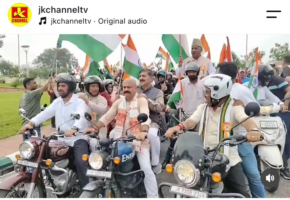 truesAdii's tweet photo. @BJP4JnK @iamsatsharmaca @mpjugalkishore @AshokKoul59 @GulamAliKhatana @ChVikramR @YudhvirSethiBJP If our elected representatives don’t follow the rules, then how can we expect ordinary citizens to follow them? 🤣
Some parties organise Tricolour rallies but fail to follow the rules and regulations. Hope the Transport Commissioner will take note and respond. 🇮🇳  . https://t.co/E1gUbxgeKV