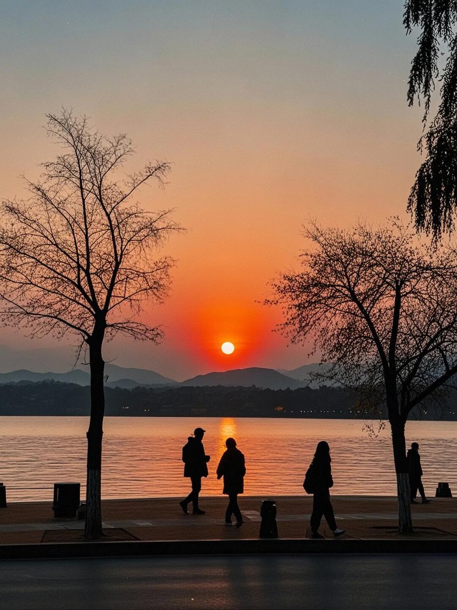 blunt_simple's tweet photo. New to photography Start with mastering natural light—soft golden hour tones beat harsh flash every time! Try shooting at sunrise for dreamy, easy shots that build your skills.， https://t.co/JiVj6ce71K