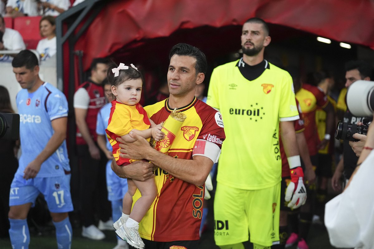 trtspor's tweet photo. 🆚 Trendyol Süper Lig'de sezon öncesi son provasını yapan Göztepe, takım kaptanı İsmail Köybaşı'nın jübile maçında Trabzonspor'u 2-1 mağlup etti.

👀 Hazırlık maçlarında 6 galibiyet ve 1 beraberlik alarak sezon öncesi kampını namağlup tamamlayan Göz-Göz, 2026-27 sezonuna hazır olduğunun mesajını verdi.

🔎 Detaylar: https://t.co/I4CT7ZCWSL