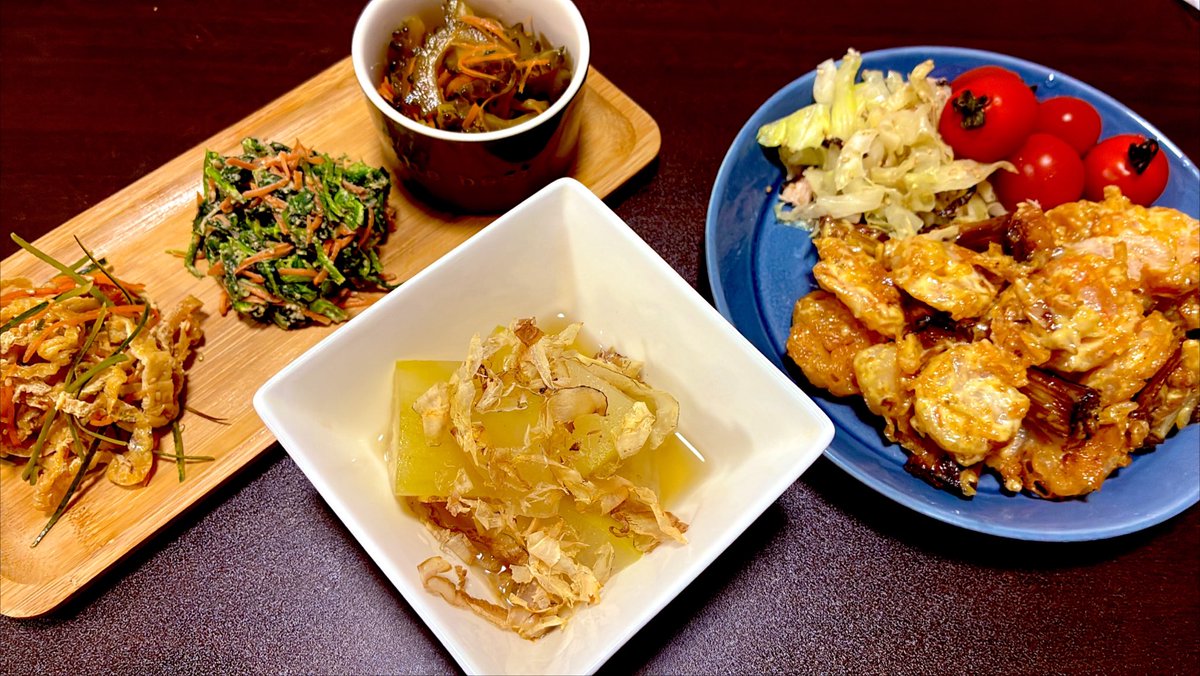 tsukasa9991's tweet photo. #今日のごはん 
#おうちごはん 

・えび&amp;葱の辛子マヨ
・ツナキャベツ
・きんぴら
・ほうれん草胡麻和え
・ゴーヤおひたし
・冬瓜翡翠煮

翡翠煮というには皮を厚く剥きすぎて
ほぼ白の部分で翡翠感ナシ🙃

辛子マヨを混ぜ混ぜしてたら
葱を揚げてたの放置しちゃって
焦げたー色わるーい😂 https://t.co/9G7tHiSxq6