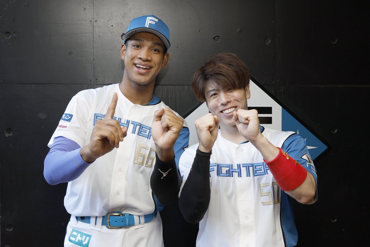 Jesssssi53's tweet photo. 広報「ではお二人こちらで写真を撮ります」

五十幡「どんなポーズで撮る？」

万波「んーじゃあ肩組みません？」

広報「あ、ダメです今日はポーズ決まってます」

万波「そうなの？いつも自由なのに？」

広報「はい。(ｶﾞｻｶﾞｻ)....手をこうして下さい」

五十幡「これは...もしかして数字の...」

広報「ご本人からのリクエストです！」

ｶｼｬｯ‼︎📸