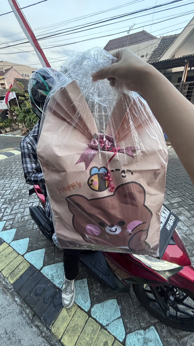 theshanuntesip's tweet photo. ini apa early birthday gift kah😭😭 lucu bgt dikasih besfren gueh https://t.co/6M7XHKQcDq