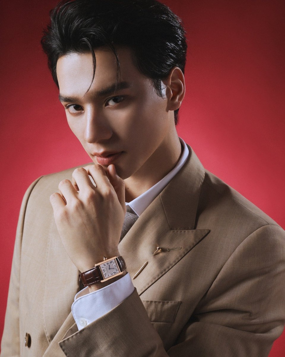 Siam_Paragon's tweet photo. Cartier เปล่งประกายบนพรมแดง Weibo Gala 2026 ณ สยามพารากอน พร้อมด้วยเก่ง หฤษฎ์ (@harit_keng) ที่มาร่วมสร้างสีสันและคว้ารางวัลสำคัญในค่ำคืนที่ผ่านมา ถ่ายทอดเสน่ห์เหนือกาลเวลาผ่านเครื่องประดับอันประณีต สะท้อนศิลปะแห่งงานฝีมือของเมซง

โดย เก่ง หฤษฎ์ สวมใส่นาฬิกา Tank Louis Cartier ตัวเรือนโรสโกลด์ทรงสี่เหลี่ยมพร้อมสายหนังจระเข้ เสริมด้วยเข็มกลัด Juste un Clou 

ค้นพบผลงานอันเป็นเอกลักษณ์ของ Cartier ได้ที่ชั้น M และ 1 สยามพารากอน

WEIBO GALA 2026 AT SIAM PARAGON

#CartierThailand @Cartier 
#KengHarit 
#WeiboGala2026xSiamParagon
#WeiboGala2026
#SiamParagon