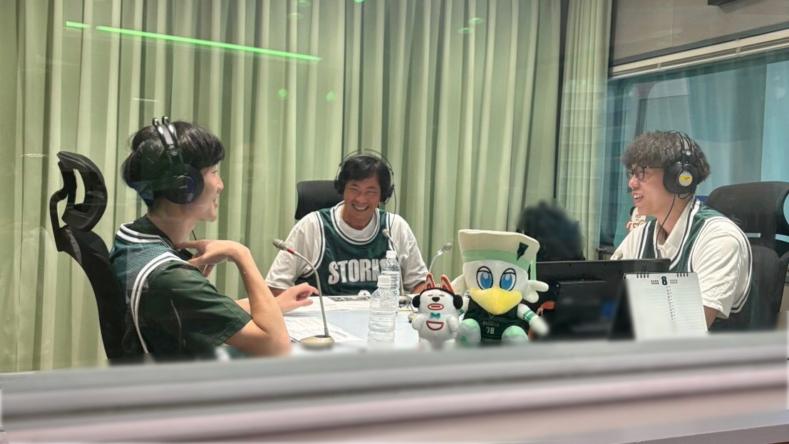 radiostorks's tweet photo. 【今日の #らじすと🏀】

19回目のOAはこのあと18時30分から📻

新シーズンのロスターが決まったということで、
ふたごママンの3人がスターティング5を予想✨

▶️#radiko はこちら👇
https://t.co/B2WxhMQhTV

#神戸ストークス
#ふたごママン
#ラジ関
#Bリーグ https://t.co/LFflRyhn0I