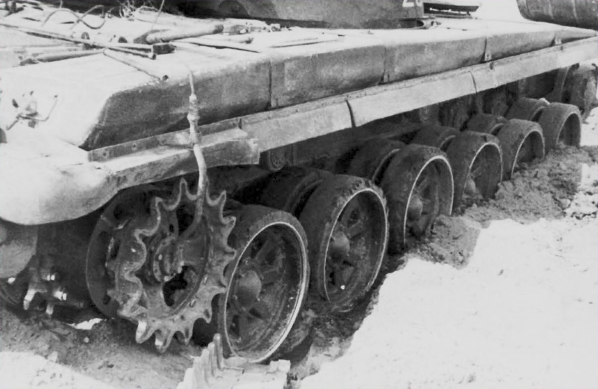 obiekt219's tweet photo. T-64Aは転輪が土に深くめり込んでしまったため、自力で履帯を脱落させることが出来なかったと
すべての車両を同じ条件に揃えるために掘り起こしたあとにT-64Aの履帯を転輪から取り外したと

写真1枚目 T-62
写真2枚目 T-80
写真3枚目 T-72
写真4枚目 T-64A

写真でみるといきなり沈んでますね... https://t.co/5FJ6JDYYFw