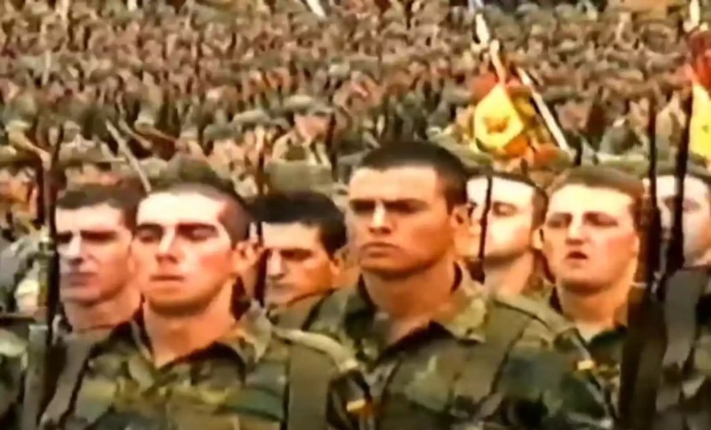 alanbradleygrid's tweet photo. Pedro Sánchez hizo el servicio militar obligatorio en julio de 1996. Realizó la instrucción en el Centro de Instrucción de Reclutas (CIR) de Cáceres.

De Santiago Abascal se sabe que le regalaron un sobre de soldados de Montaplex. https://t.co/Ec0u8oTOE9