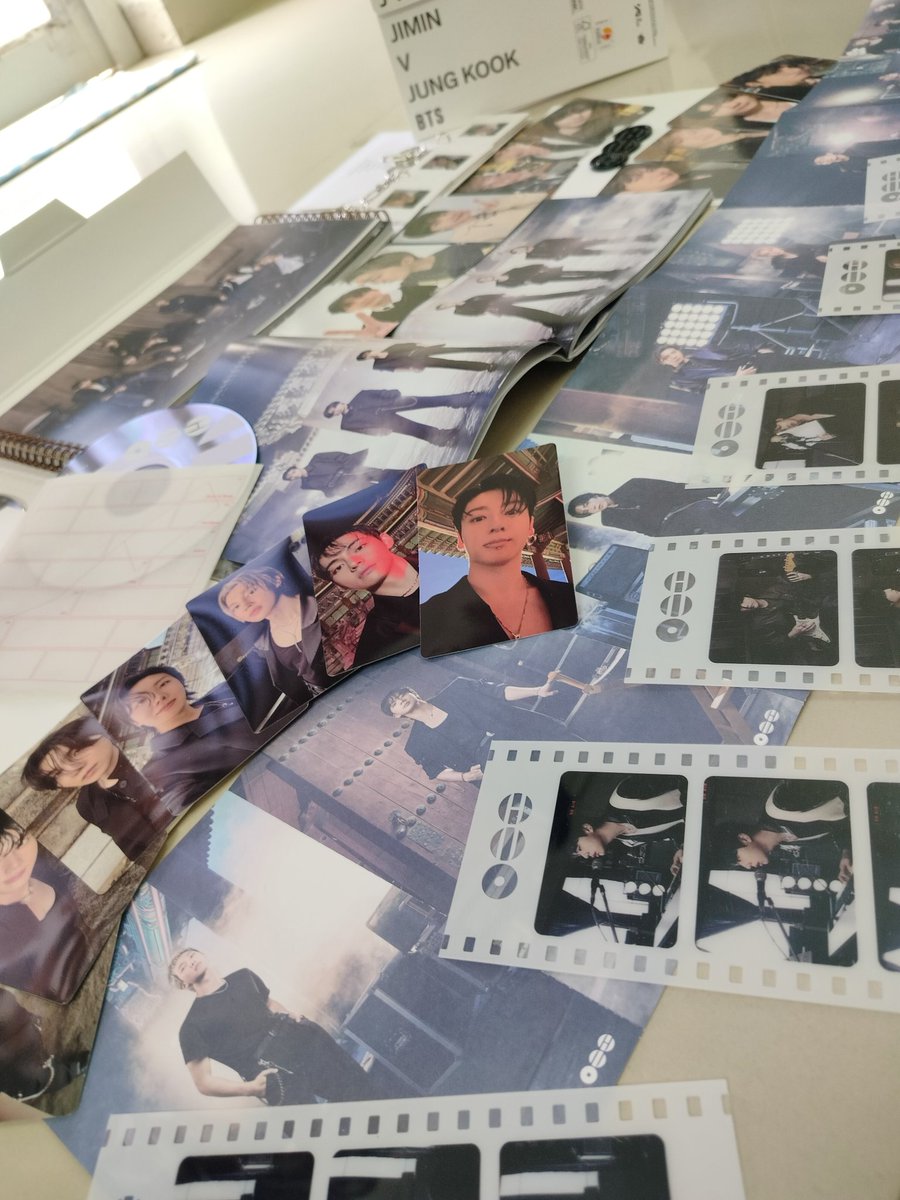 taexliuv's tweet photo. Got my ARIRANG finally. THIS IS SO PRETTY WTFF. Thank you so much @MoonlovingOt7 for making it possible. And @brattaex for sending it safely. Really a big THANK YOU to you guys and your team. 
Never have I ever been this happier in my life. Smiling in tears.🥹
ARIRANG IS GORGEOUS https://t.co/damBtkHBwI