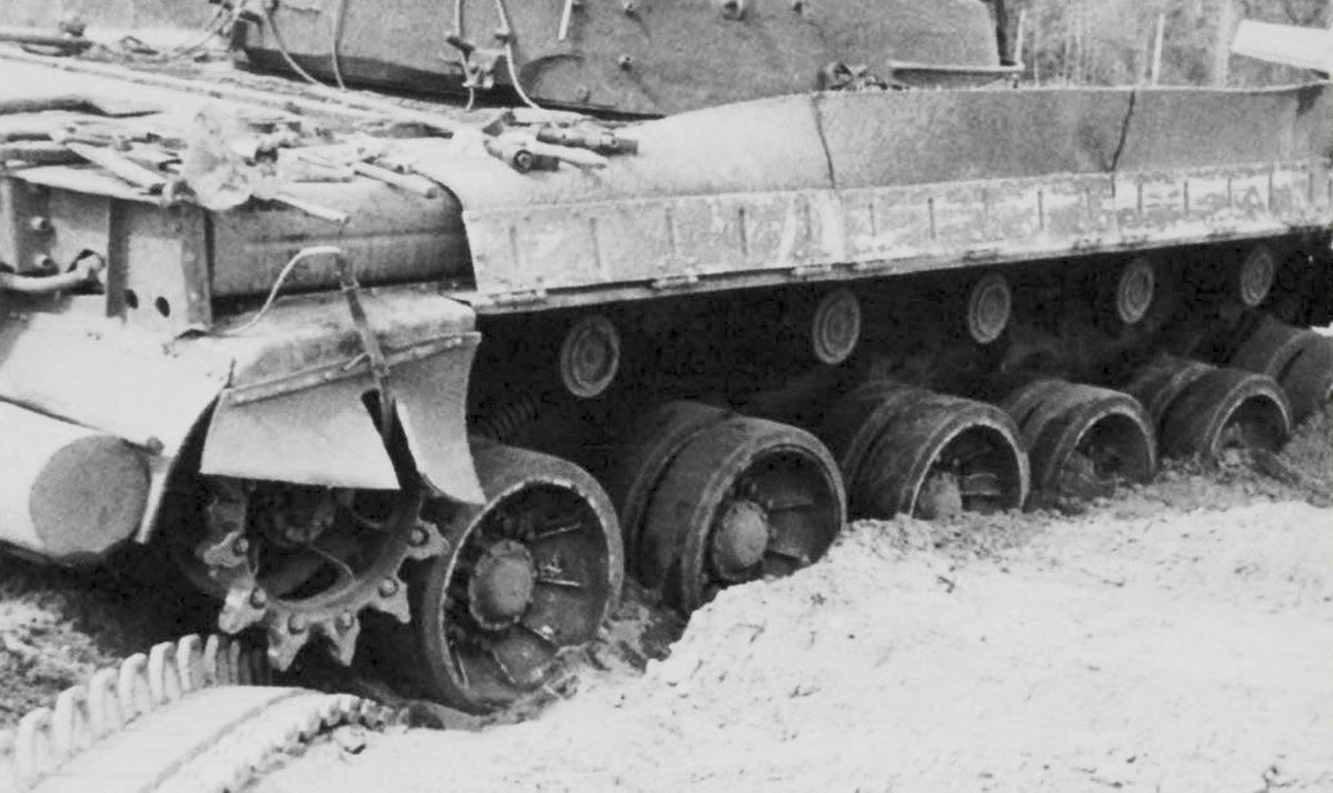 obiekt219's tweet photo. T-64Aは転輪が土に深くめり込んでしまったため、自力で履帯を脱落させることが出来なかったと
すべての車両を同じ条件に揃えるために掘り起こしたあとにT-64Aの履帯を転輪から取り外したと

写真1枚目 T-62
写真2枚目 T-80
写真3枚目 T-72
写真4枚目 T-64A

写真でみるといきなり沈んでますね... https://t.co/5FJ6JDYYFw